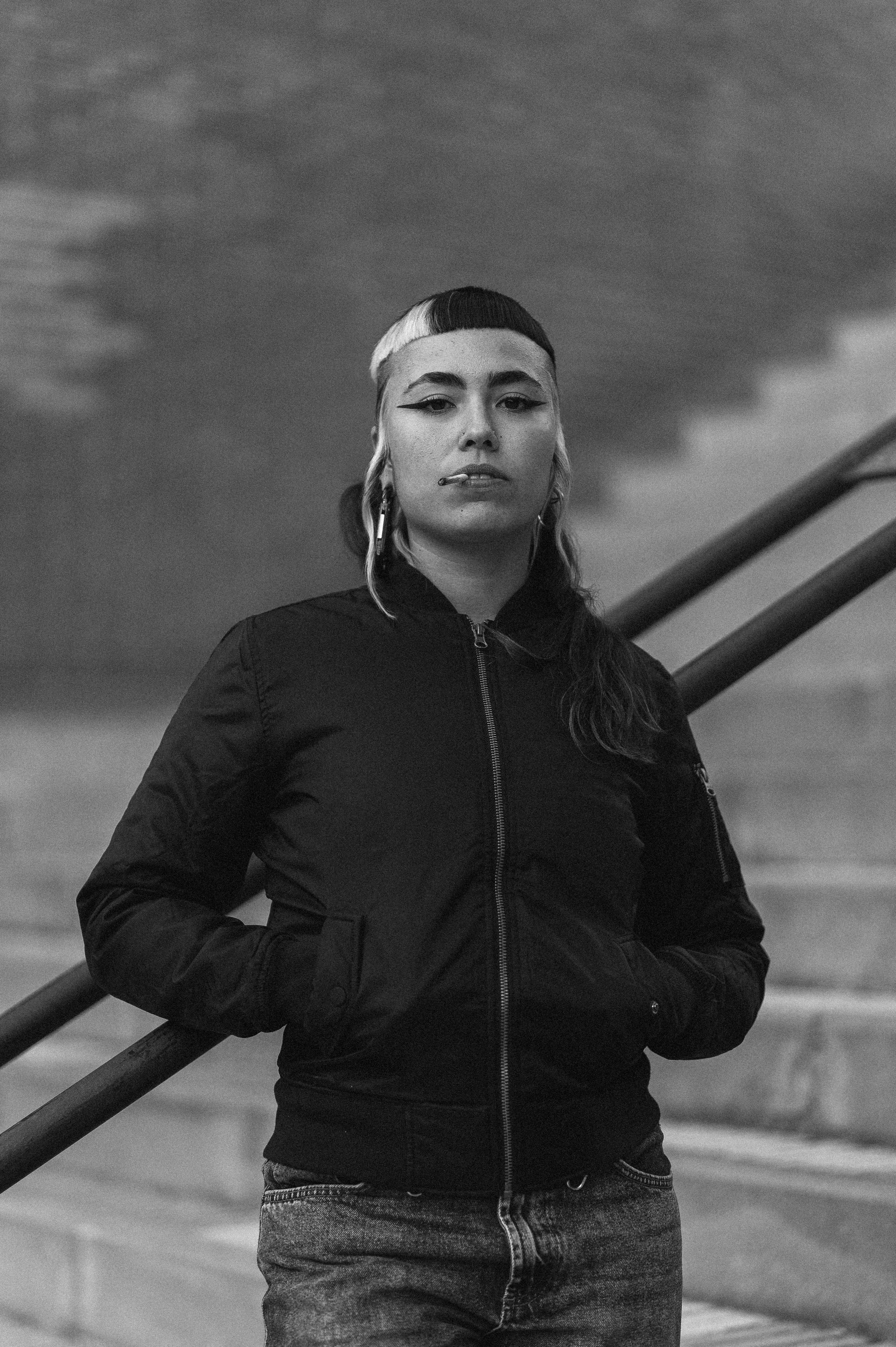 BOMBER DE INVIERNO BORDADA DE PERRAS CALLEJERAS - Image 12