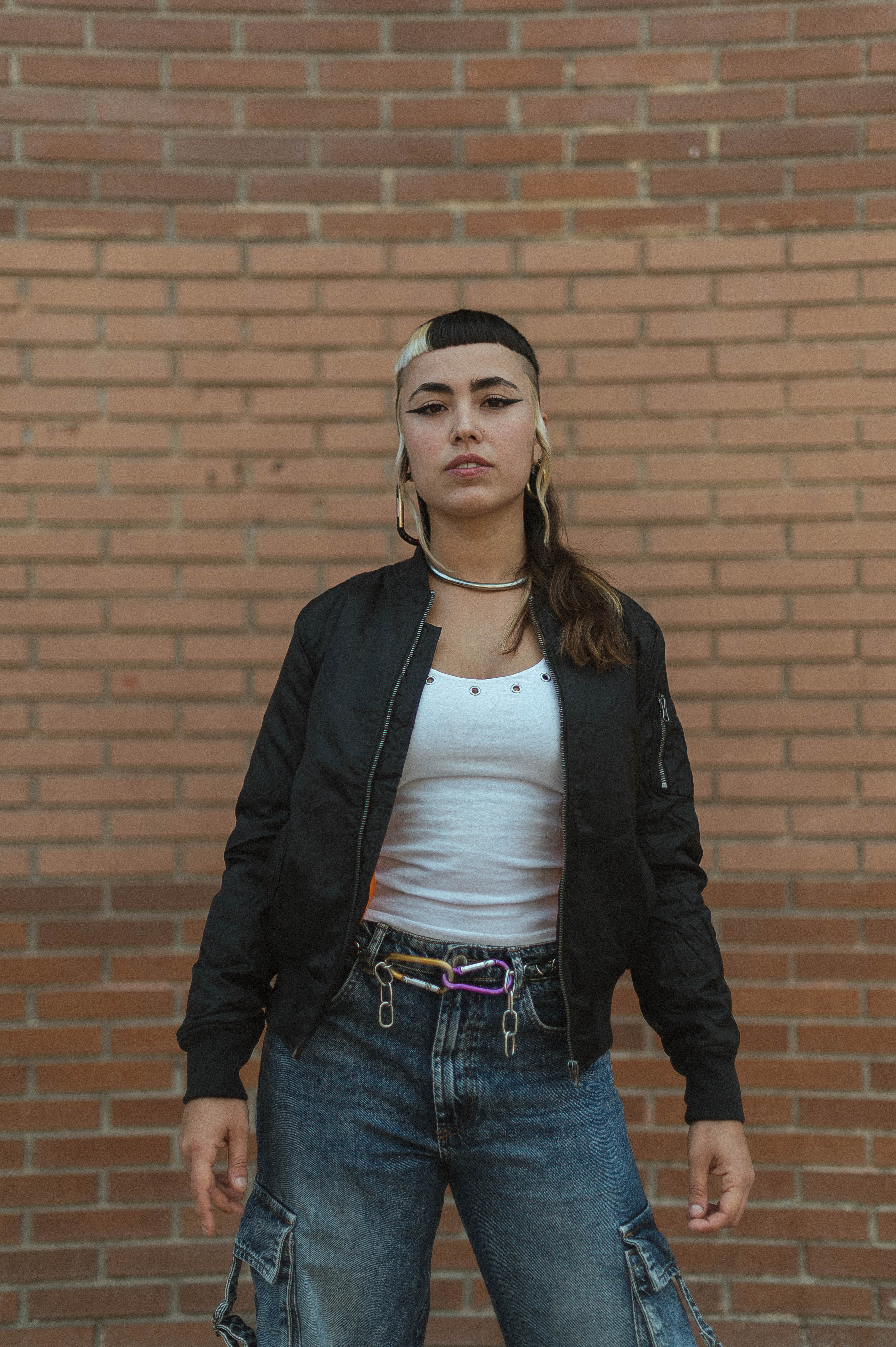 BOMBER DE INVIERNO BORDADA DE PERRAS CALLEJERAS - Image 3