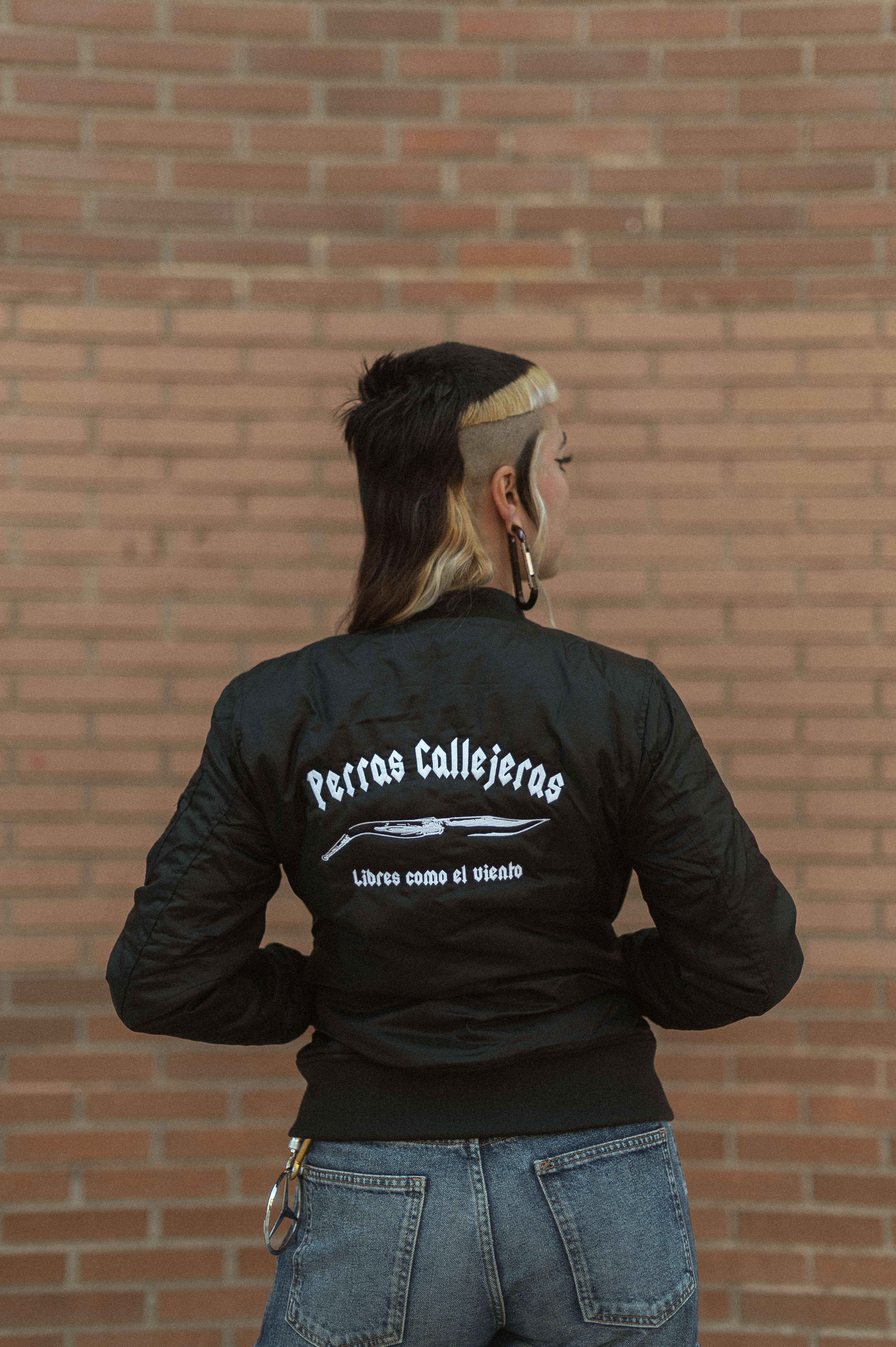 BOMBER DE INVIERNO BORDADA DE PERRAS CALLEJERAS - Image 4