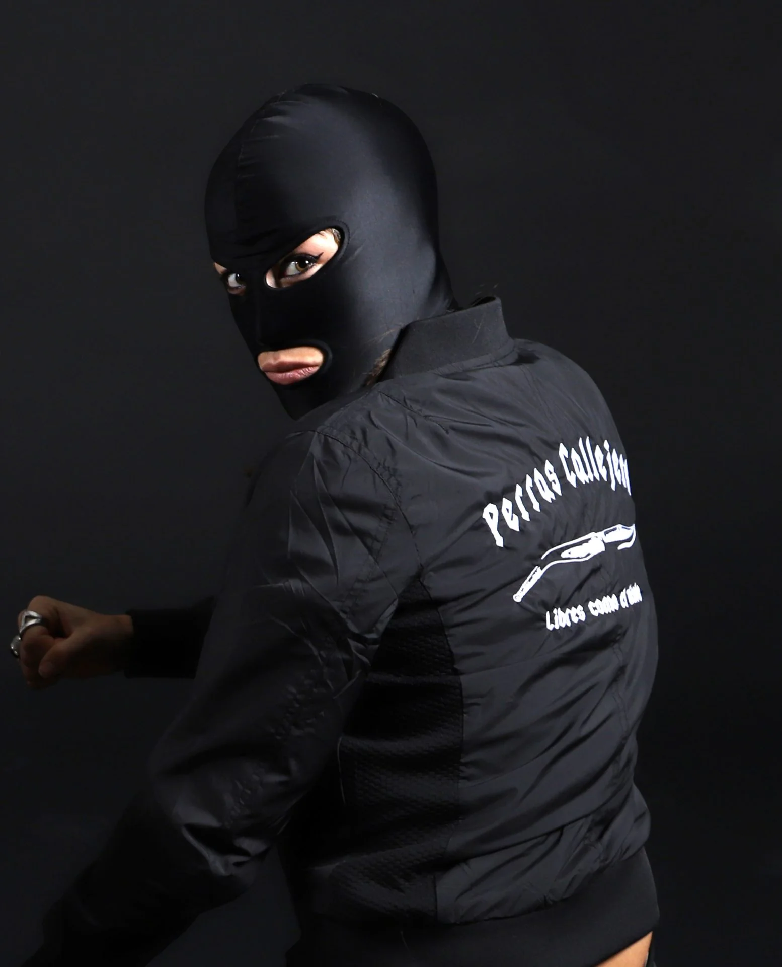 BOMBER DE INVIERNO BORDADA DE PERRAS CALLEJERAS - Image 6