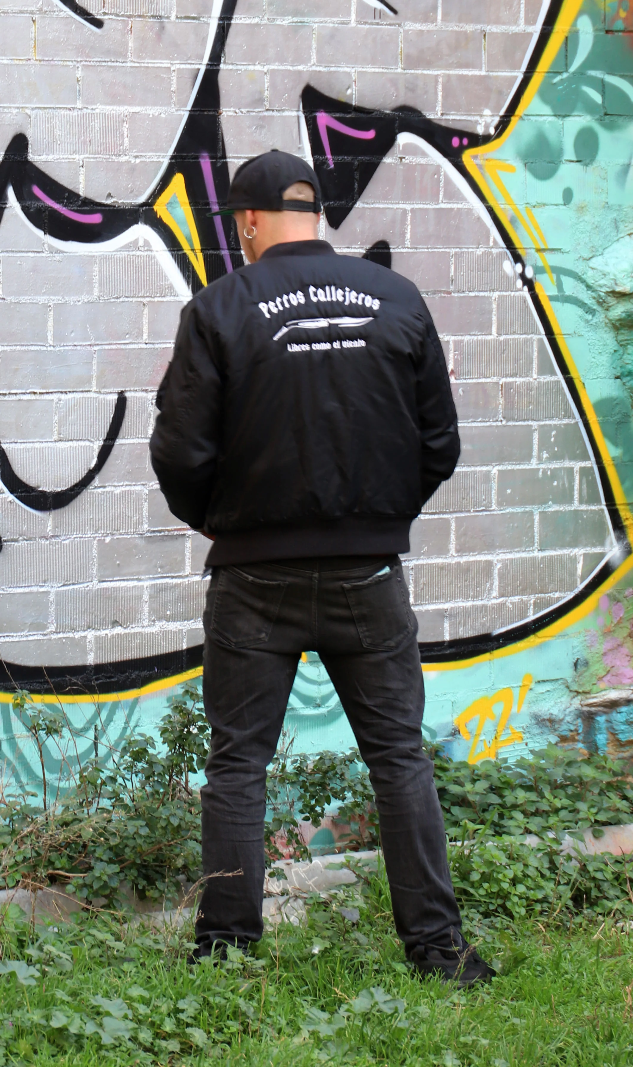 BOMBER NEGRA BORDADO DE PERROS CALLEJEROS - Image 10