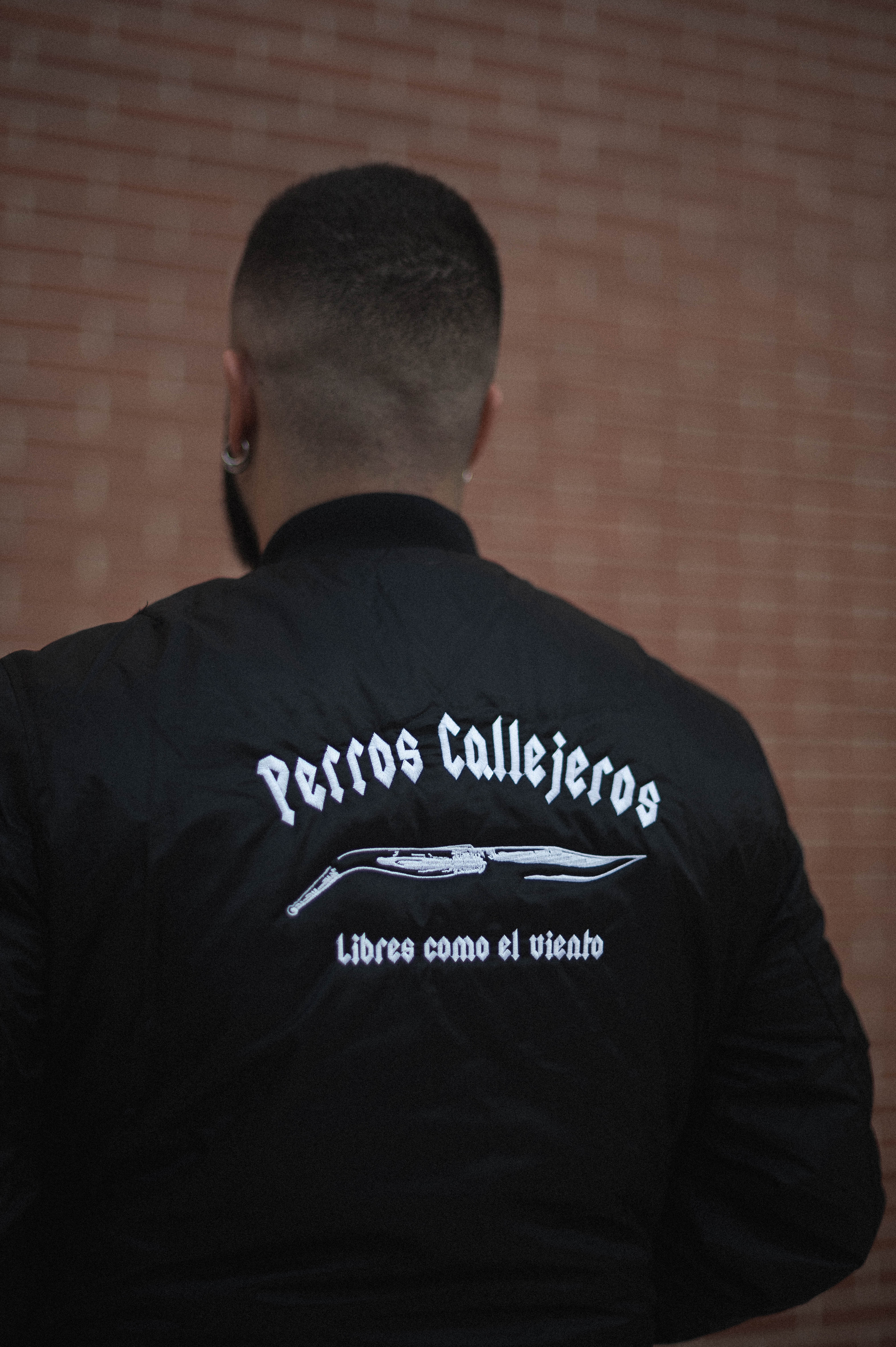 BOMBER NEGRA BORDADO DE PERROS CALLEJEROS - Image 3