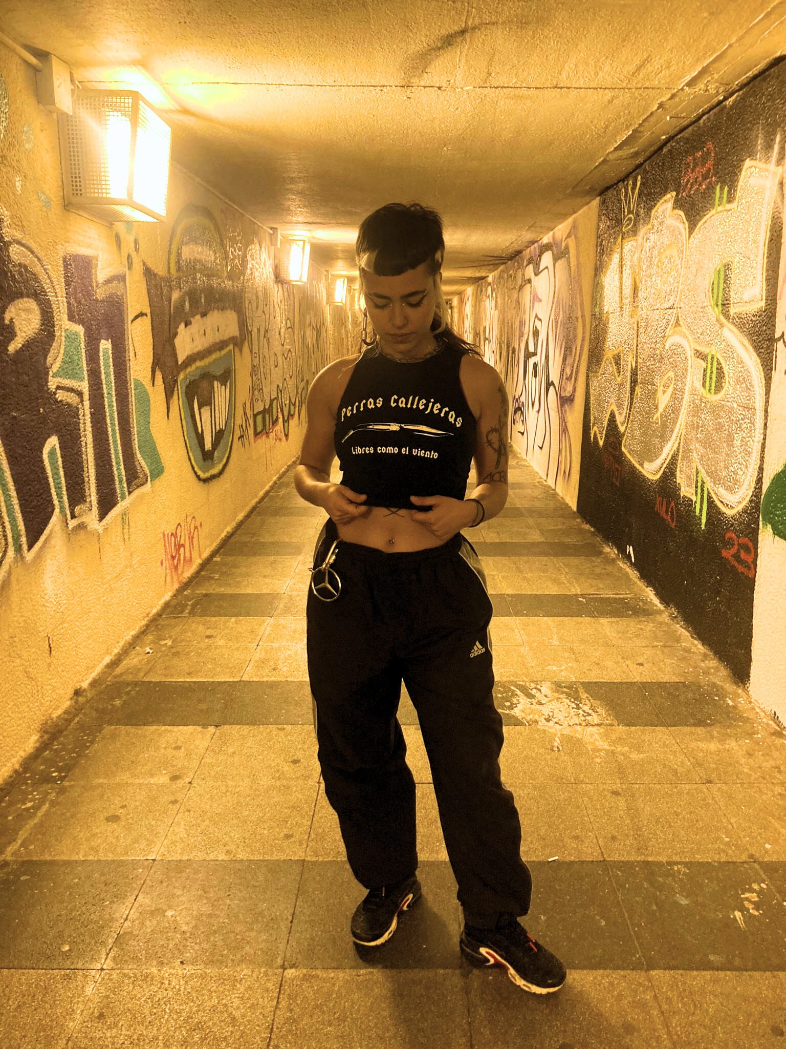 TOP NEGRO PERRAS CALLEJERAS - Image 12