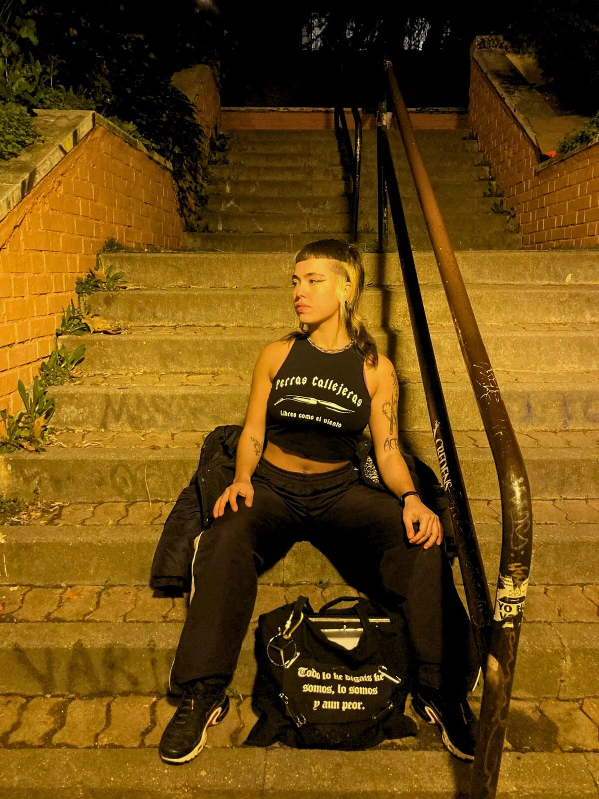 TOP NEGRO PERRAS CALLEJERAS - Image 13